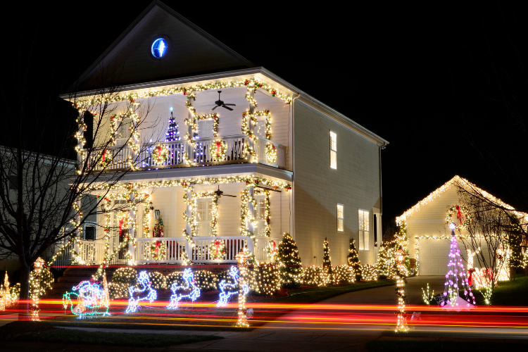 Brentwood Home Roof Decorated for the Holidays